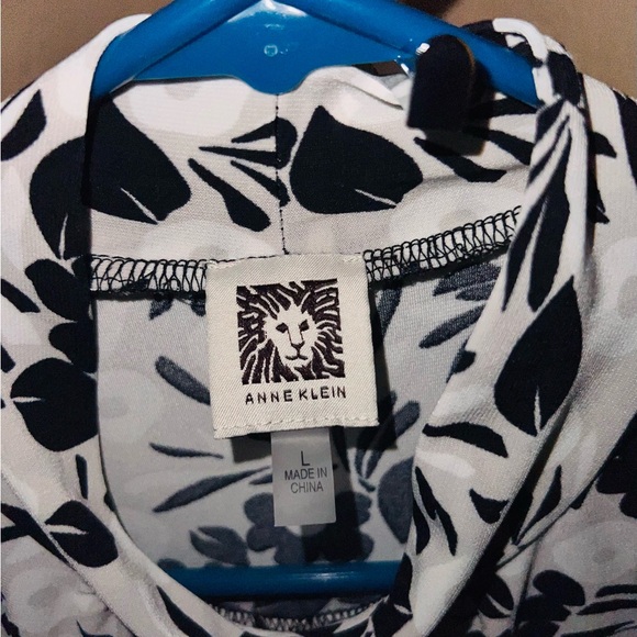 Gently used Women’s Sleeveless blouse. - Picture 2 of 6